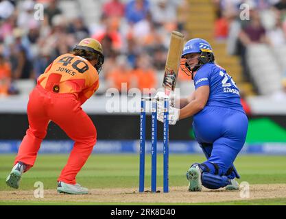 Birmingham 24 août : Danielle Gibson de Birmingham Phoenix au combat lors du match des cent femmes entre Birmingham Phoenix et London Spirit à Edgbaston le 24 2023 août Birmingham Angleterre . Crédit : PATRICK ANTHONISZ/Alamy Live News Banque D'Images