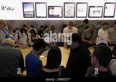 Bildnummer : 54014806 Datum : 06.04.2010 Copyright : imago/Xinhua photo prise le 6 avril 2010 montre essayer les tablettes iPad d'Apple dans un magasin Apple à New York, aux États-Unis. Apple Inc. A annoncé lundi qu'il avait vendu un million d'ordinateurs tablettes iPad en 28 jours, atteignant la marque deux fois plus vite que le premier iPhone de la société. (Xinhua/Wu Kaixiang) (zw) (1)U.S.-NEW YORK-APPLE-IPAD-ONE MILLION PUBLICATIONxNOTxINxCHN Wirtschaft USA kbdig xsp 2010 quer o0 i Pad Bildnummer 54014806 Date 06 04 2010 Copyright Imago XINHUA photo prise LE 6 2010 avril montre essayez Apple S iPad Tablet comput Banque D'Images