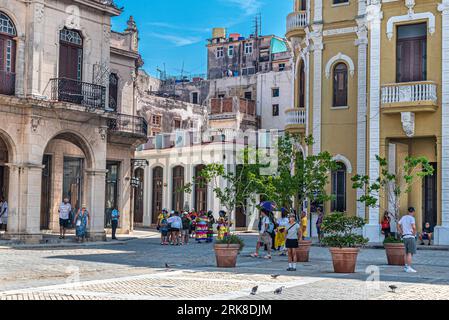 Cuba Havana. Touristes dans les rues de la vieille Havane. Restaurants, cafés.. Sur ces places, le commerce, les musiciens de rue et les touristes fleurissent. Banque D'Images