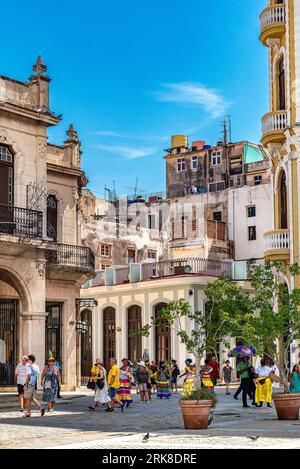 Cuba Havana. Touristes dans les rues de la vieille Havane. Restaurants, cafés.. Sur ces places, le commerce, les musiciens de rue et les touristes fleurissent. Banque D'Images