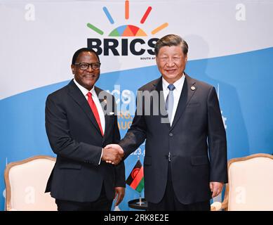 Johannesburg, Afrique du Sud. 24 août 2023. Le président chinois Xi Jinping rencontre son homologue malawien Lazarus Chakwera en marge du 15e Sommet des BRICS à Johannesburg, en Afrique du Sud, le 24 août 2023. Crédit : XIe Huanchi/Xinhua/Alamy Live News Banque D'Images