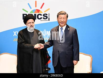 Johannesburg, Afrique du Sud. 24 août 2023. Le président chinois Xi Jinping rencontre le président iranien Ebrahim Raisi en marge du 15e sommet des BRICS à Johannesburg, en Afrique du Sud, le 24 août 2023. Crédit : XIe Huanchi/Xinhua/Alamy Live News Banque D'Images