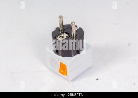 Gros plan des adaptateurs de prise électrique universelle, isolés sur fond blanc. Utilisé pour connecter des prises électriques dans le monde entier. Concept de solution, Banque D'Images