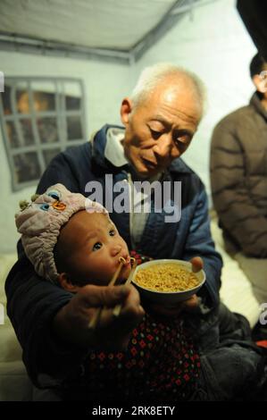 Bildnummer : 54030044 Datum : 06.05.2010 Copyright : imago/Xinhua (100506) -- CHONGQING, 6 mai 2010 (Xinhua) -- villageois Dong Yanhua nourrit son petit-fils dans une tente à Shaping Town du comté de Dianjiang, dans le sud-ouest de la Chine, municipalité de Chongqing, 6 mai 2010. Au moins 29 personnes ont été tuées et 190 autres blessées dans les vents, les pluies torrentielles et la grêle qui ont frappé Chongqing de mercredi soir à jeudi matin. (Xinhua/Zhou Hengyi) (zcq) (14)CHINA-CHONGQING-STORM (CN) PUBLICATIONxNOTxINxCHN Gesellschaft Naturkatastrophe Sturm Tornado kbdig xmk 2010 hoch o0 essen Bildnummer 54030044 Date 06 05 2010 Banque D'Images