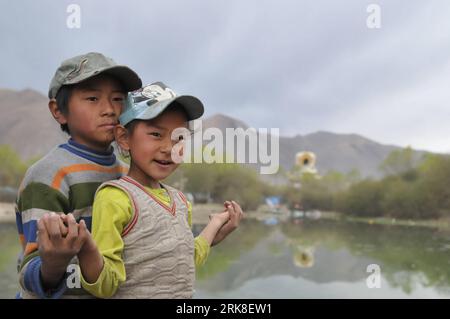 Bildnummer : 54030034 Datum : 06.05.2010 Copyright : imago/Xinhua (100506) -- YUSHU, 6 mai 2010 (Xinhua) -- des enfants jouent près d'un lac dans le canton de Gyegu dans la préfecture autonome tibétaine de Yushu dans la province du Qinghai du nord-ouest de la Chine, le 6 mai 2010. (Xinhua/Wu Guangyu) (zcq) (1)CHINA-YUSHU-SUMMER (CN) PUBLICATIONxNOTxINxCHN Gesellschaft kbdig xmk 2010 quer Bildnummer 54030034 Date 06 05 2010 Copyright Imago XINHUA Yushu Mai 6 2010 enfants XINHUA jouer près d'un lac dans le canton de Yushu Préfecture autonome tibétaine du nord-ouest de la Chine S province de Qinghai LE 6 2010 mai XINHUA Wu Guangyu zcq 1 Chi Banque D'Images