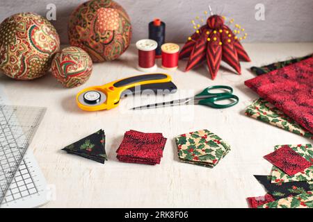 Préparation de pièces de tissu pour coudre boule de décoration de noël Banque D'Images