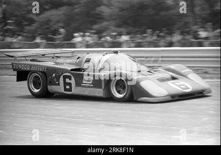 Mark Donohue dans une Penske Sunoco Ferrari 512M lors d'un arrêt au stand à la course Watkins Glen CAN Am 1971, départ 6e - DNF Banque D'Images