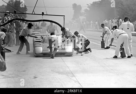 Mark Donohue dans une Penske Sunoco Ferrari 512M lors d'un arrêt au stand à la course Watkins Glen CAN Am 1971, départ 6e - DNF Banque D'Images