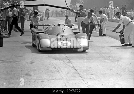 Mark Donohue dans une Penske Sunoco Ferrari 512M lors d'un arrêt au stand à la course Watkins Glen CAN Am 1971, départ 6e - DNF Banque D'Images