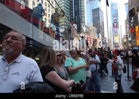 Bildnummer : 54032851 Datum : 07.05.2010 Copyright : imago/Xinhua (100507) -- NEW YORK, 7 mai 2010 (Xinhua) -- les citoyens regardent quand la police longe le cœur de Times Square alors qu'un paquet suspect a été trouvé à New York, aux États-Unis, le 7 mai 2010. Le département de police de New York a déclaré que le paquet suspect qui a forcé l'évacuation au cœur de Times Square à l'heure du déjeuner a été examiné par la Bomb Squad et déterminé à être juste un déjeuner plus frais et sûr. (Xinhua/Wu Kaixiang) (gxr) (9)États-Unis-NEW YORK-TIMES SQUARE-COLIS SUSPECT-NO DANGER PUBLICATIONxNOTxINxCHN Gesellschaft USA Sicherheit Banque D'Images