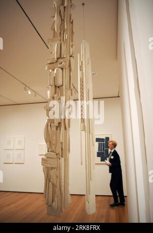 Bildnummer: 54032874  Datum: 07.05.2010  Copyright: imago/Xinhua (100507) -- NEW YORK, May 7, 2010 (Xinhua) -- A staff member walks past the Hang Column during the exhibition Alternative Abstractions in the Museum of Modern Art (MOMA) in New York, the United States, May 7, 2010. An exhibition featuring abstract works by modern women artists and another exhibition on pictures by modern women photographers opened here on Friday. (Xinhua/Gu Xinrong) (4)U.S.-NEW YORK-MOMA-WOMEN EXHIBITION PUBLICATIONxNOTxINxCHN Kultur Kunst Ausstellung Bilder von Frauen Kunstausstellung Premiumd xint kbdig xub 201 Stock Photo