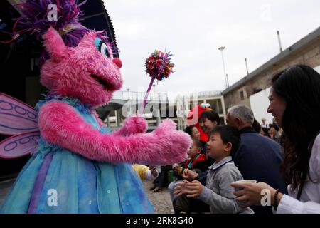 Bildnummer : 54033552 Datum : 08.05.2010 Copyright : imago/Xinhua (100508) -- SHANGHAI, 8 mai 2010 (Xinhua) -- un acteur habillé en personnage de rue Sésame interagit avec le public dans une pièce pour enfants appelée rue Sésame: aventure avec une carte magique au théâtre du parc à bateaux du World Expo Park à Shanghai, dans l'est de la Chine, le 8 mai 2010. La pièce présentait la mascotte Haibao de l exposition universelle de Shanghai et des personnages de Sesame Street, la célèbre série télévisée américaine pour enfants. (Xinhua/Wang Ying) (wjd) WORLD EXPO-CHILDREN S PLAY-PERFORMANCE (CN) PUBLICATIONxNOTxINxCHN Wirtschaft Gesellschaft Expo Kultur Ku Banque D'Images