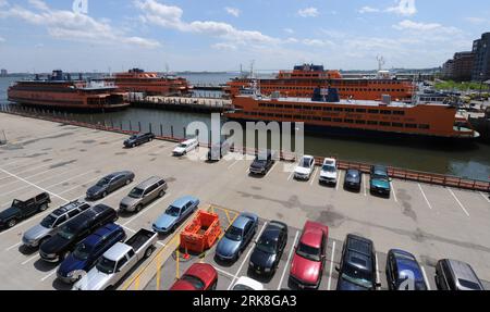 Bildnummer: 54035835  Datum: 08.05.2010  Copyright: imago/Xinhua (100508) -- NEW YORK, May 8, 2010 (Xinhua) -- Several Staten Island ferry boats are docked at the St. George Ferry Terminal on Staten Island, New York City, May 8, 2010. A Staten Island ferry boat struck a pier as it approached a terminal Saturday, injuring at least 60 people, one seriously. Authorities listed mechanical failure as the likely culprit. (Xinhua/Shen Hong) (gxr) (7)U.S.-NEW YOKR-STATEN-FERRY BOAT-CRASH PUBLICATIONxNOTxINxCHN Gesellschaft Fährunglück Havarie New York Staten Island premiumd xint kbdig xsp 2010 quer Stock Photo