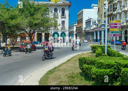 Cuba Havana. Touristes dans les rues de la vieille Havane. Restaurants, cafés.. Sur ces places, le commerce, les musiciens de rue et les touristes fleurissent. Banque D'Images