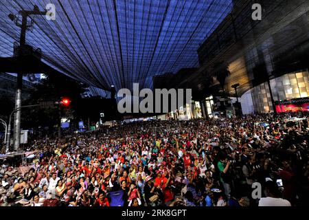 Bildnummer : 54038798 Datum : 10.05.2010 Copyright : imago/Xinhua (100510) -- BANGKOK, le 10 mai 2010 (Xinhua) -- des membres du groupe anti-gouvernemental Front Uni pour la démocratie contre la dictature (UDD) ou des chemises rouges assistent à un rassemblement à Bangkok, capitale de la Thaïlande, le 10 mai 2010. L UDD antigouvernemental a annoncé lundi qu il était d accord avec l offre du Premier ministre de dissoudre la Chambre des représentants n importe quel jour du 15 au 30 septembre et de tenir de nouvelles élections générales le 14 novembre. (Xinhua/lui Siu Wai) (msq) (3)THAILAND-BANGKOK-RED SHIRT-HOUSE-DISSOLUTION-AGREEMENT PUBLICATIONxNOTxINxCHN Banque D'Images