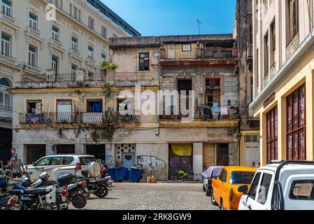 Cuba Havana. Touristes dans les rues de la vieille Havane. Restaurants, cafés.. Sur ces places, le commerce, les musiciens de rue et les touristes fleurissent. Banque D'Images