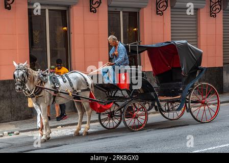 Cuba Havana. Touristes dans les rues de la vieille Havane. Restaurants, cafés.. Sur ces places, le commerce, les musiciens de rue et les touristes fleurissent. Banque D'Images