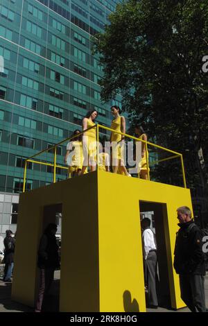 Bildnummer : 54039001 Datum : 10.05.2010 Copyright : imago/Xinhua artistes interprètes dans des robes jaunes identiques marchent sur une structure cubique de huit pieds de haut et 10 pieds par 10 pieds dans le cadre du projet d'art de performance publique Walk the Walk par Kate Gilmore au Bryant Park à New York, le 10 mai 2010. Quatorze femmes monteront sur le cubique et commenceront à marcher, en cercles et en zigzags, en deux équipes, pendant 10 heures par jour de 8:30h à 6:30h à partir du 10 au 14 mai. (Xinhua/Liu Xin) (zw) (4)U.S.-NEW YORK-BRYANT PARK-PUBLIC ART PUBLICATIONxNOTxINxCHN Gesellschaft Kultur Kunst Performance premiumd xint kbdig xsp 20 Banque D'Images