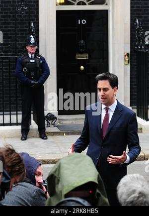 Bildnummer : 54040246 Datum : 11.05.2010 Copyright : imago/Xinhua (100511) -- LONDRES, 11 mai 2010 (Xinhua) -- Ed Miliband, secrétaire britannique à l'énergie et au changement climatique et représentant du Parti travailliste, se rend à la presse devant le n° 10 Downing Street après un entretien entre les travaillistes et les libéraux démocrates, à Londres, le 11 mai 2010. Le Parti travailliste et les conservateurs sont dans une guerre d'enchères pour une coalition avec les Lib-Dems car aucun parti n'a remporté la majorité globale aux élections générales de mai 6.(Xinhua/Zeng Yi) (2)BRITAIN-ELECTION-Labour-LIB-DEMS-TALK PUBLICATIONxNOTxINxCHN Politik People England G Banque D'Images