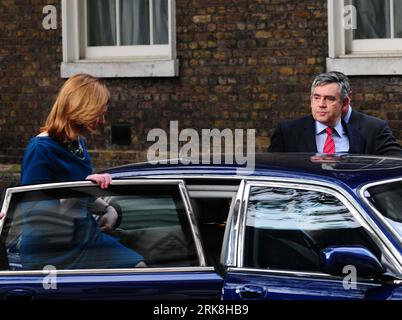 Bildnummer: 54041129  Datum: 11.05.2010  Copyright: imago/Xinhua (100511) -- LONDON, May 11, 2010 (Xinhua) -- Gordon Brown (R), accompanied by his wife Sarah, leaves his official residence of 10 Downing Street in London, May 11, 2010. Brown announced his resignation as British Prime Minister on Tuesday. (Xinhua/Zeng Yi) (zw) (13)BRITAIN-LONDON-BROWN-RESIGNATION PUBLICATIONxNOTxINxCHN People Politik kbdig xdp 2010 quer premiumd xint  o0 Rücktritt, Frau, Familie    Bildnummer 54041129 Date 11 05 2010 Copyright Imago XINHUA  London May 11 2010 XINHUA Gordon Brown r accompanied by His wife Sarah L Stock Photo