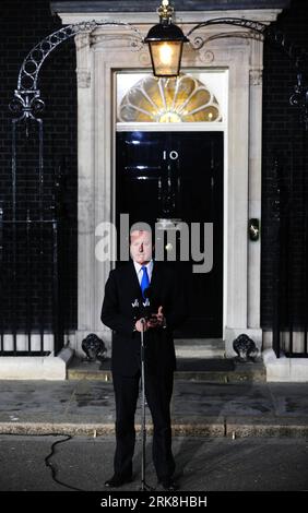 (100511) -- LONDRES, 11 mai 2010 (Xinhua) -- David Cameron, le nouveau Premier ministre du parti conservateur britannique, prend la parole devant le 10 Downing Street à Londres, le 11 mai 2010. Cameron a été nommé Premier ministre par la reine Elizabeth II de Grande-Bretagne. (Xinhua/Zeng Yi) (zw) (14)GRANDE-BRETAGNE-LONDRES-CAMERON-NOUVEAU PREMIER MINISTRE PUBLICATIONxNOTxINxCHN 100511 Londres 11 2010 mai XINHUA Grande-Bretagne S nouveaux premiers ministres le chef du Parti conservateur David Cameron prend la parole devant le 10 Downing Street à Londres LE 11 2010 mai Cameron ce que la reine Elizabeth II a désigné comme nouveaux premiers ministres XINHUA Z Banque D'Images