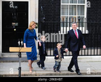 100511 -- LONDRES, le 11 mai 2010 Xinhua -- Gordon Brown R, accompagné de son épouse Sarah et de ses enfants John Macaulay et James Fraser, quitte sa résidence officielle du 10 Downing Street à Londres, le 11 mai 2010. Brown a annoncé sa démission de son poste de Premier ministre britannique mardi. Xinhua/Zeng Yi zw 12BRITAIN-LONDON-BROWN-RESIDATION PUBLICATIONxNOTxINxCHN Banque D'Images