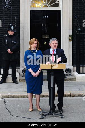 Bildnummer : 54041131 Datum : 11.05.2010 Copyright : imago/Xinhua (100511) -- LONDRES, 11 mai 2010 (Xinhua) -- Gordon Brown (à droite), accompagné de son épouse Sarah, annonce sa démission de son poste de Premier ministre britannique devant sa résidence officielle du 10 Downing Street à Londres, le 11 mai 2010. (Xinhua/Zeng Yi) (zw) (4)BRITAIN-LONDON-BROWN-RESIDATION PUBLICATIONxNOTxINxCHN People Politik kbdig xdp 2010 hoch premiumd xint o0 Rücktritt, Frau, Familie Bildnummer 54041131 Date 11 05 2010 Copyright Imago XINHUA Londres Mai 11 2010 XINHUA Gordon Brown accompagné de son épouse Sarah annonce son R. Banque D'Images