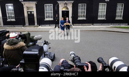 Bildnummer : 54041109 Datum : 11.05.2010 Copyright : imago/Xinhua (100511) -- LONDRES, 11 mai 2010 (Xinhua) -- Gordon Brown, accompagné de son épouse Sarah, annonce sa démission de son poste de Premier ministre britannique devant sa résidence officielle du 10 Downing Street à Londres, le 11 mai 2010. (Xinhua/Zeng Yi) (zw) (5)BRITAIN-LONDON-BROWN-RESIMATION PUBLICATIONxNOTxINxCHN People Politik kbdig xdp 2010 quer o0 Rücktritt, Frau, Familie Bildnummer 54041109 Date 11 05 2010 Copyright Imago XINHUA Londres Mai 11 2010 XINHUA Gordon Brown accompagné de son épouse Sarah annonce sa démission comme Britannique Banque D'Images