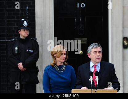 Bildnummer : 54041126 Datum : 11.05.2010 Copyright : imago/Xinhua (100511) -- LONDRES, 11 mai 2010 (Xinhua) -- Gordon Brown (à droite), accompagné de son épouse Sarah, annonce sa démission de son poste de Premier ministre britannique devant sa résidence officielle du 10 Downing Street à Londres, le 11 mai 2010. (Xinhua/Zeng Yi) (zw) (9)BRITAIN-LONDON-BROWN-RESIDATION PUBLICATIONxNOTxINxCHN People Politik kbdig xdp 2010 quer premiumd xint o0 Frau, Familie, Rücktritt Bildnummer 54041126 Date 11 05 2010 Copyright Imago XINHUA Londres Mai 11 2010 XINHUA Gordon Brown accompagné de son épouse Sarah annonce son R. Banque D'Images