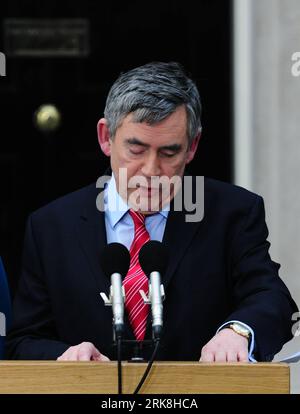 Bildnummer : 54041108 Datum : 11.05.2010 Copyright : imago/Xinhua (100511) -- LONDRES, 11 mai 2010 (Xinhua) -- Gordon Brown annonce sa démission de son poste de Premier ministre britannique devant sa résidence officielle du 10 Downing Street à Londres, le 11 mai 2010. (Xinhua/Zeng Yi) (zw) (6)BRITAIN-LONDON-BROWN-RESIDATION PUBLICATIONxNOTxINxCHN People Politik kbdig xdp 2010 hoch o0 Rücktritt Bildnummer 54041108 Date 11 05 2010 Copyright Imago XINHUA Londres Mai 11 2010 XINHUA Gordon Brown annonce sa démission en tant que Premier ministre britannique devant sa résidence officielle du 10 Downing Street à L. Banque D'Images