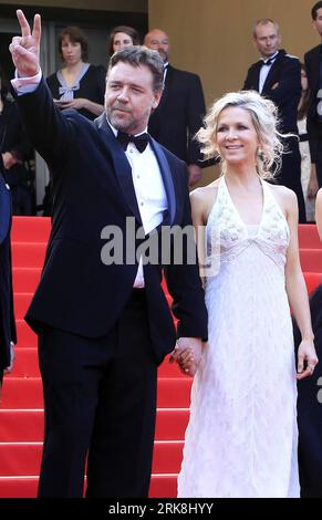 Bildnummer: 54043927  Datum: 12.05.2010  Copyright: imago/Xinhua (100513) -- CANNES, May 13, 2010 (Xinhua) -- Australian actor and cast member of film Robin Hood Russell Crowe and his wife Danielle Spencer arrive for the opening ceremony and screening of Robin Hood presented out of competition at the 63rd Cannes Film Festival in Cannes, France, May 12, 2010. (Xinhua/Zhang Yuwei) (yc) (13)FRANCE-CANNES-FILM-FESTIVAL PUBLICATIONxNOTxINxCHN People Kultur Entertainment Film 63. Internationale Filmfestspiele Filmfestival Premiere kbdig xmk 2010 hoch Highlight premiumd xint  o0 Frau, Familie, Gestik Stock Photo