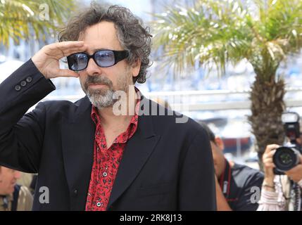 Bildnummer : 54043914 Datum : 12.05.2010 Copyright : imago/Xinhua (100512) -- CANNES, 12 mai 2010 (Xinhua) -- le réalisateur américain et président du jury Tim Burton pose lors du photocall des membres du jury au 63e Festival de Cannes, France, le 12 mai 2010. (Xinhua/Zhang Yuwei) (cl) (12)FRANCE-CANNES-FILM FESTIVAL PUBLICATIONxNOTxINxCHN People Kultur Entertainment film 63. Internationale Filmfestspiele Filmfestival Photocall Porträt kbdig xmk 2010 quer Bildnummer 54043914 Date 12 05 2010 Copyright Imago XINHUA Cannes Mai 12 2010 XINHUA Directeur et Président des Etats-Unis o Banque D'Images