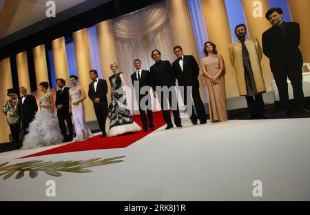 Bildnummer : 54043899 Datum : 12.05.2010 Copyright : imago/Xinhua (100513) -- CANNES, 13 mai 2010 (Xinhua) -- le jury et les acteurs du film d'ouverture Robin des Bois (R-L) : Victor Erice, Shekhar Kapur, Giovanna Mezzogiorno, Benicio del Toro, Alexandre Desplat, Emmanuel Carrere, Cate Blanchett, Russell Crowe, Kristin Scott-Thomas, Tim Burton, Kate Beckinsale et Alberto Barbera - le 63e Festival de Cannes s'ouvre à Cannes, France, le 12 mai 2010. (Xinhua/Zhang Yuwei) (yc) (16)FRANCE-CANNES-FILM-FESTIVAL PUBLICATIONxNOTxINxCHN People Kultur Entertainment film 63. Internationale Filmfestspiele Filmf Banque D'Images