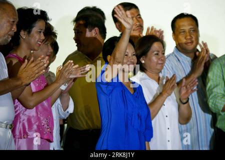 Bildnummer: 54043936  Datum: 12.05.2010  Copyright: imago/Xinhua (100512) -- MANILA, May 12, 2010 (Xinhua) -- Outgoing President Gloria Macapagal- Arroyo (C) celebrates her victory over her three rivals in San Fernando City, Northern part of the Philippines, May 12, 2010. Gloria Macapagal- Arroyo was proclaimed as the winner of the congressional race in Pampanga, her hometown, on Wednesday evening. (Xinhua/Jon Fabrigar) (cl) (10)PHILIPPINES-CONGRESSIONAL VOTE-ARROYO PUBLICATIONxNOTxINxCHN People Politik kbdig xmk 2010 quer     Bildnummer 54043936 Date 12 05 2010 Copyright Imago XINHUA  Manila Stock Photo