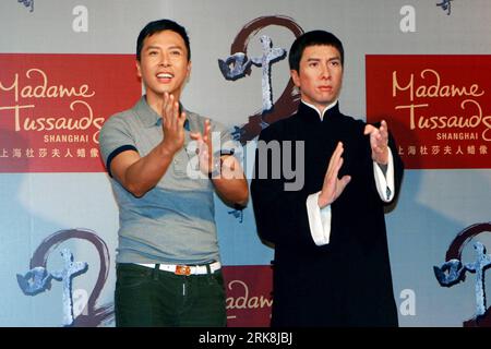 Bildnummer : 54044734 Datum : 12.05.2010 Copyright : imago/Xinhua (100513) -- SHANGHAI, 13 mai 2010 (Xinhua) -- la star d'action Donnie yen (L) pose pour une photo avec sa figure de cire à Madame Tussauds Shanghai à Shanghai, Chine, 12 mai 2010. La figure de cire de la star de l'action Donnie yen en tant que Master IP du film IP Man a été dévoilée mercredi. (Xinhua/Zhu Liangcheng) (Ly) (1)CHINA-SHANGHAI-DONNIE YEN-MADAME TUSSAUDS-WAX FIGURINE (CN) PUBLICATIONxNOTxINxCHN People film Wachsfigur Wachsfigurenkabinett Pressetermin kbdig xsk 2010 quer Bildnummer 54044734 Date 12 05 2010 Copyright XINHUA Shanghai Mai Banque D'Images