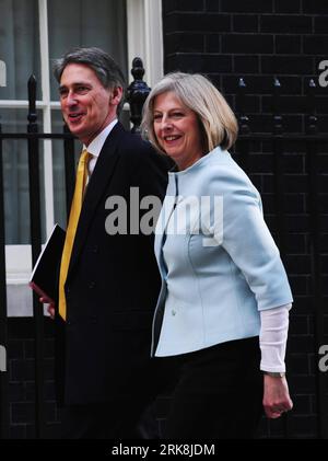 Bildnummer : 54044754 Datum : 13.05.2010 Copyright : imago/Xinhua (100513) -- LONDRES, 13 mai 2010 (Xinhua) -- la nouvelle ministre de l'intérieur Theresa May (R) et le secrétaire aux Transports Philip Hammond arrivent au n ° 10 Downing Street à Londres, le 13 mai 2010. Le nouveau Premier ministre britannique a tenu la première réunion du cabinet de son gouvernement de coalition Conservateurs-Lib-DEM jeudi matin. (Xinhua/Zeng Yi)(zl) (5)GRANDE-BRETAGNE-CAMERON-PREMIÈRE RÉUNION DU CABINET PUBLICATIONxNOTxINxCHN People Politik Kabinett premiumd xint kbdig xsk 2010 hoch Bildnummer 54044754 Date 13 05 2010 Copyright Imago XINHUA Londo Banque D'Images