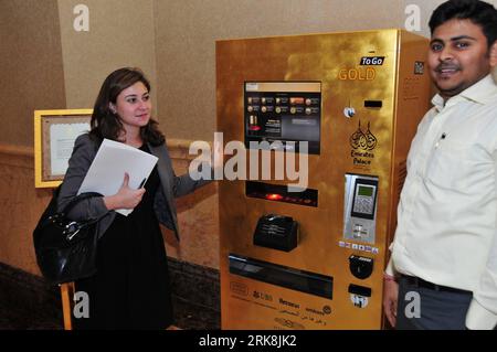 Bildnummer: 54046256  Datum: 13.05.2010  Copyright: imago/Xinhua (100513) -- ABU DHABI, May 13, 2010 (Xinhua) -- A staff member (L) from the manufacturer shows a gold-plated ATM machine to a customer at Emirates Palace hotel in Abu Dhabi, captial of United Arab Emirates. It is a money machine that dispenses pure gold bars and coins. (Xinhua/An Jiang) (gxr) (1)UAE-ABU DHABI-GOLD VENDING MACHINE PUBLICATIONxNOTxINxCHN Gesellschaft Verkauf Goldautomat Goldverkauf Automat kbdig xsk 2010 quer o0 kurios, Objekte o00 Luxus    Bildnummer 54046256 Date 13 05 2010 Copyright Imago XINHUA  Abu Dhabi May 1 Banque D'Images