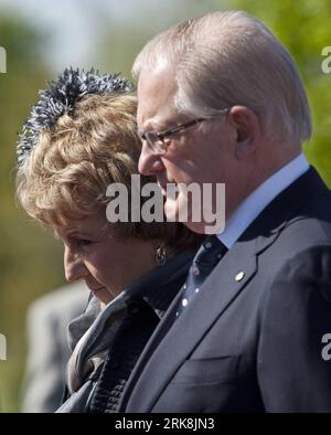 Bildnummer : 54046265 Datum : 13.05.2010 Copyright : imago/Xinhua (100514) -- OTTAWA, le 14 mai 2010 (Xinhua) -- la princesse Margriet des pays-Bas et son mari, le professeur Pieter van Vollenhoven pleurent au cimetière militaire national Beechwood à Ottawa, Canada, le 13 mai 2010. Pendant la Seconde Guerre mondiale, la famille royale néerlandaise s'est réfugiée à Ottawa contre l'occupation des pays-Bas. Margriet est née à Ottawa en 1943 et chaque année, la famille envoie des milliers de tulipes à Ottawa. (Xinhua/Pawel Dwulit) (yc) (2)CANADA-OTTAWA-PRINCESS MARGRIET PUBLICATIONxNOTxINxCHN People Entertainment Adel n Banque D'Images