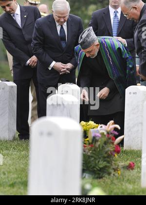 Bildnummer : 54046287 Datum : 13.05.2010 Copyright : imago/Xinhua (100513) -- WASHINGTON, 13 mai 2010 (Xinhua) -- le président afghan Hamid Karzaï visite avec Robert Gates (L) les tombes de soldats américains qui ont perdu la vie en Afghanistan, au cimetière national d'Arlington près de Washington D.C., capitale des États-Unis, le 13 mai 2010. (Xinhua/Zhang Jun) (gxr) (5)États-Unis-WASHINGTON-AFGHANISTAN PRESIDENT-ARLINGTON PUBLICATIONxNOTxINxCHN People Politik Friedhof premiumd xint kbdig xsk 2010 hoch o0 with Robert Gates (L) o00 Nationalfriedhof Bildnummer 54046287 Date 13 05 2010 Copyright Imago XINHUA Wa Banque D'Images