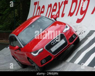 Bildnummer : 54046306 Datum : 13.05.2010 Copyright : imago/Xinhua (100513) -- BRUXELLES, 13 mai 2010 (Xinhua) -- Un citoyen conduit une Audi A1 lors d'une présentation faisant la publicité des nouvelles Audi A1 à Bruxelles, capitale de la Belgique, le 13 mai 2010. L'Audi A1 a été officiellement mise en production mardi à l'assemblage Audi à Bruxelles. (Xinhua/Wang Xiaojun) (gxr) (1)BELGIUM-BRUSSELS-AUDI A1-PRESENTATION PUBLICATIONxNOTxINxCHN Wirtschaft Autoindustrie kbdig xsk 2010 quer o0 A 1, Auto Bildnummer 54046306 Date 13 05 2010 Copyright Imago XINHUA Bruxelles Mai 13 2010 XINHUA a Citizen conduit Audi A1 pendant un PRÉSENT Banque D'Images