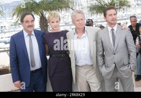 Bildnummer : 54047446 Datum : 14.05.2010 Copyright : imago/Xinhua (100514) -- CANNES, 14 mai 2010 (Xinhua) -- le réalisateur américain Oliver Stone pose avec les acteurs Carey Mulligan, Michael Douglas et Shia LaBeouf (de gauche à droite) lors d'un photocall pour son film Wall Street - Money Never Sleeps au 63e Festival de Cannes à Cannes, France, le 14 mai 2010. (Xinhua/Dong Feng) (zl) (1)FRANCE-CANNES-FILM FESTIVAL-WALL STREET PUBLICATIONxNOTxINxCHN People Kultur Entertainment film 63. Internationale Filmfestspiele Cannes Filmfestival Photocall kbdig xmk 2010 quer o00 la Beouf Bildnummer 54047446 D. Banque D'Images