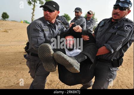 Bildnummer : 54052277 Datum : 16.05.2010 Copyright : imago/Xinhua (100516) -- ASHKELON, 16 mai 2010 (Xinhua) -- la police israélienne arrête un juif ultra-orthodoxe protestant contre l'enlèvement de tombes anciennes, dans la ville côtière d'Ashkelon, le 16 mai 2010. Au moins 30 manifestants ultra-orthodoxes ont été arrêtés samedi et dimanche alors qu’ils protestaient contre le déplacement d’anciennes tombes. Une salle d'urgence d'un centre médical a été planifiée sur le site. (Xinhua/Rafael Ben-Ari) (nxl) ISRAEL-ASHKELON-ULTRA-ORTHODOXE-PROTEST PUBLICATIONxNOTxINxCHN Politik kbdig xmk 2010 quer Bildnummer 54052277 Date 16 05 Banque D'Images