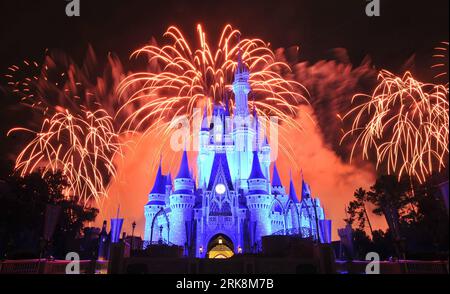 (100517) -- ORLANDO, 17 mai 2010 (Xinhua) -- des feux d'artifice sont exposés au Magic Kingdom Park de Disney, lors d'un événement de bienvenue avant le WOW international 2010 à Orlando, Floride, États-Unis, le 16 mai 2010. Le premier marché international annuel pour les voyages aux États-Unis, rassemblera plus de 1 000 organisations de voyages américaines et des opérateurs touristiques du monde entier. (Xinhua/Zhang Jun) (zx) (1)U.S.-ORLANDO-DISNEYLAND-POW WOW PUBLICATIONxNOTxINxCHN Banque D'Images