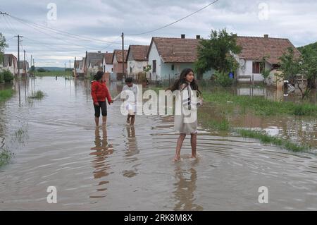 Bildnummer : 54054944 Datum : 17.05.2010 Copyright : imago/Xinhua (100517) -- BUDAPEST, 17 mai 2010 (Xinhua) -- les habitants marchent dans une rue inondée du village de Boldva, à environ 200 km au nord-est de Budapest, capitale de la Hongrie, le 17 mai 2010. De fortes pluies et des inondations ont frappé le pays le week-end dernier, forçant plus de 2000 000 habitants à quitter leurs maisons. (Xinhua/Dani Dorko) (gxr) (4)HUNGARY-WEATHER-FLOOD PUBLICATIONxNOTxINxCHN Gesellschaft Hochwasser Überschwemmungen premiumd xint kbdig xsk 2010 quer flut Bildnummer 54054944 Date 17 05 2010 Copyright Imago XINHUA Budapest Mai 17 2010 XINHUA local Banque D'Images