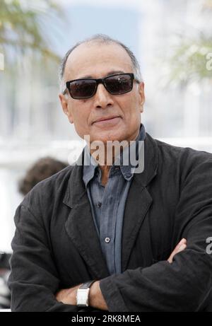 (100518) -- CANNES, 18 mai 2010 (Xinhua) -- le réalisateur iranien Abbas Kiarostami pose lors du photocall du film copie conforme présenté en compétition au 63e Festival de Cannes à Cannes, France, le 18 mai 2010. (Xinhua/Xiao He) (zcq) FRANCE-CANNES-FILM COPIE CERTIFIÉE PUBLICATIONxNOTxINxCHN 100518 Cannes Mai 18 2010 XINHUA le réalisateur iranien Abbas Kiarostami pose lors de l'appel photo de film Copy conforme présenté en compétition AU 63e Festival de Cannes à Cannes France LE 18 2010 mai XINHUA Xiao He zcq France Cannes copie certifiée PUBLICATIONxNOTxINxCHN Banque D'Images