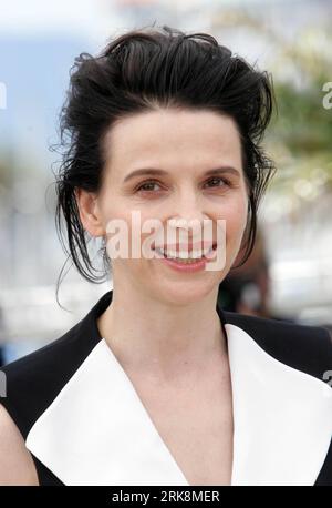 Bildnummer: 54056613  Datum: 18.05.2010  Copyright: imago/Xinhua (100518) -- CANNES, May 18, 2010 (Xinhua) -- French actress Juliette Binoche poses during the photocall of film Copie Conforme presented in competition at the 63rd Cannes Film Festival in Cannes, France, on May 18, 2010. (Xinhua/Xiao He) (zcq) FRANCE-CANNES-FILM CERTIFIED COPY PUBLICATIONxNOTxINxCHN People Kultur Entertainment Film 63. Internationale Filmfestspiele Cannes Filmfestival Photocall Porträt kbdig xsk 2010 hoch premiumd xint    Bildnummer 54056613 Date 18 05 2010 Copyright Imago XINHUA  Cannes May 18 2010 XINHUA French Stock Photo