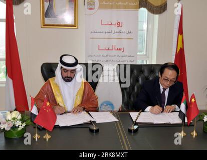 Bildnummer : 54057202 Datum : 18.05.2010 Copyright : imago/Xinhua (100518) -- ABU DHABI, 18 mai 2010 (Xinhua) -- Sheikh Nahyan Bin Mubarak Al Nahyan(L), ministre des travaux publics des Émirats arabes Unis, et Liu Zhijun, ministre chinois des chemins de fer, signent un protocole d'accord sur la coopération ferroviaire entre les deux pays à Abu dhabi, le 18 mai 2010. (Xinhua/an Jiang) (yy) (1)eau-CHINE-COOPÉRATION FERROVIAIRE PUBLICATIONxNOTxINxCHN People Politik Kbdig xdp 2010 quer premiumd xint Bildnummer 54057202 Date 18 05 2010 Copyright Imago XINHUA Abu Dhabi Mai 18 2010 XINHUA Sheikh Nahyan am Mubarak Al Nahyan l Banque D'Images