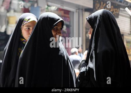 Bildnummer : 54063350 Datum : 09.05.2010 Copyright : imago/Xinhua (100520) -- SYRIE, 20 mai 2010 (Xinhua) -- des femmes syriennes se promènent sur le marché de Hamidia à Damas, capitale de la Syrie, le 9 mai 2010. (Xinhua/Xue Dongmei) (hdt) (1)SYRIA-SCENERY-LIFESTYLE PUBLICATIONxNOTxINxCHN Gesellschaft kbdig xmk 2010 quer o0 Frauen, Muslima, Islam Bildnummer 54063350 Date 09 05 2010 Copyright Imago XINHUA Syrie Mai 20 2010 femmes syriennes XINHUA se promènent dans le marché Hamidia à Damas capitale de la Syrie Mai 9 2010 XINHUA Xue Dongmei HDT 1 Syria Scenery Lifestyle PUBLICATIONxNOTxINxCHN Society Kbdig xmk 2010 hori Banque D'Images