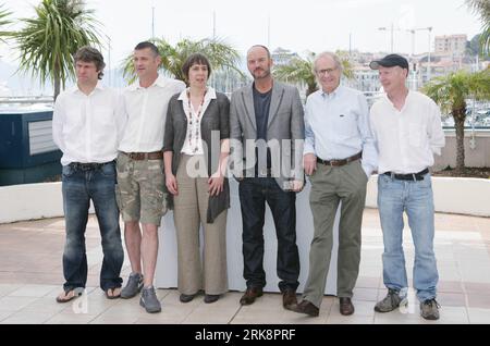 Bildnummer : 54067041 Datum : 21.05.2010 Copyright : imago/Xinhua (100521) -- CANNES, 21 mai 2010 (Xinhua) -- le réalisateur britannique Ken Loach (R2), les acteurs Trevor Williams (2L), Mark Womack (3R) et John Bishop (L) et les acteurs posent lors du photocall du film route Irish présenté en compétition au 63e Festival de Cannes, France, le 21 mai 2010. (Xinhua/Xiao He) (gj) FRANCE-CANNES FILM FESTIVAL-FILM PARCOURS IRLANDAIS PUBLICATIONxNOTxINxCHN People Kultur Entertainment film 63. Internationale Filmfestspiele Cannes Photocall kbdig 2010 quer premiumd xint o00 acteurs Trevor Williams, Banque D'Images