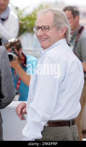 Bildnummer: 54067044  Datum: 21.05.2010  Copyright: imago/Xinhua (100521) -- CANNES, May 21, 2010 (Xinhua) -- British director Ken Loach poses during the photocall for film Route Irish presented in competition at the 63rd Cannes Film Festival in Cannes, France, on May 21, 2010. (Xinhua/Xiao He) (gj) FRANCE-CANNES FILM FESTIVAL-FILM ROUTE IRISH PUBLICATIONxNOTxINxCHN People Kultur Entertainment Film 63. Internationale Filmfestspiele Cannes Photocall kbdig 2010 hoch premiumd xint o0 optimistisch    Bildnummer 54067044 Date 21 05 2010 Copyright Imago XINHUA  Cannes May 21 2010 XINHUA British Dire Stock Photo